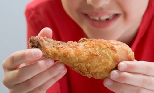 Có những yếu tố nào khác có thể gây ngứa khi ăn thịt gà?
